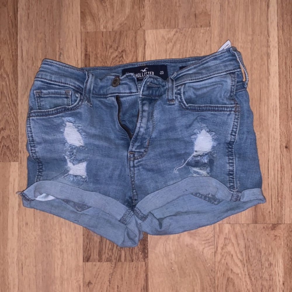 Hollister mid-rise short